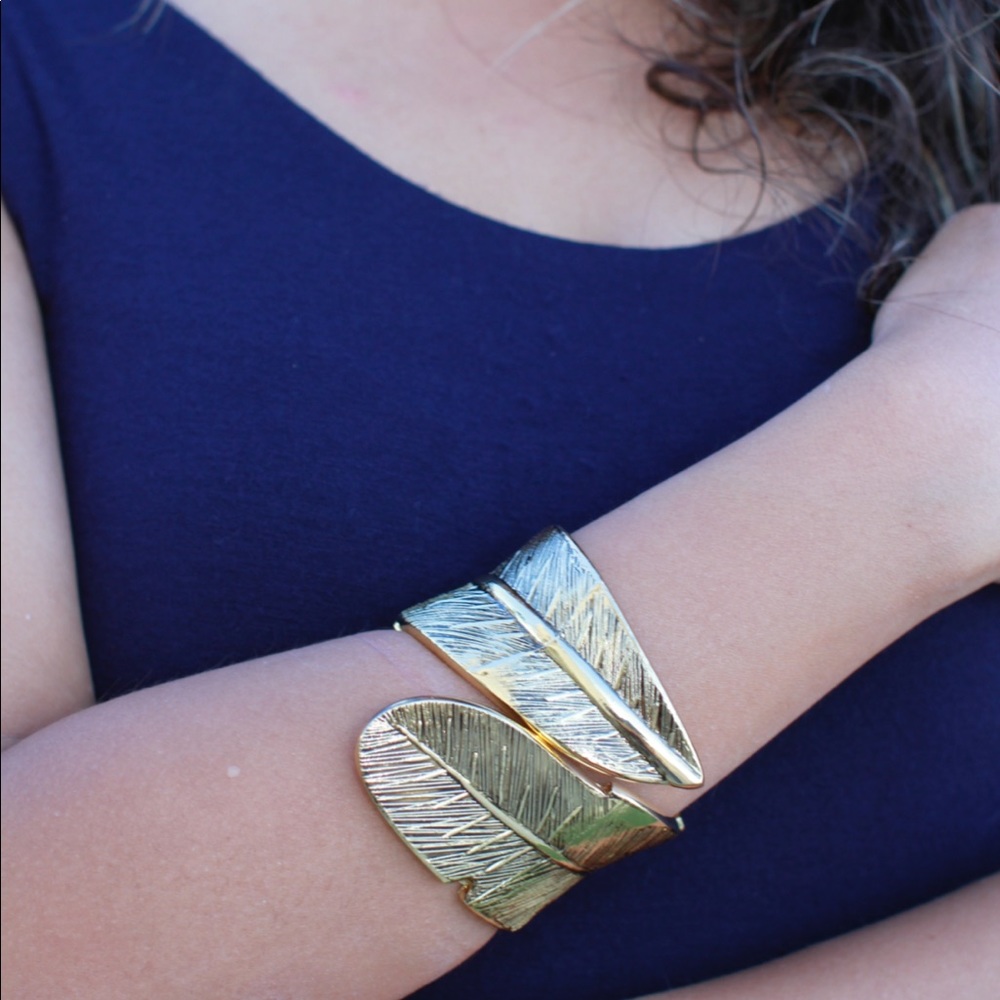 Beautiful feather clasp bracelet